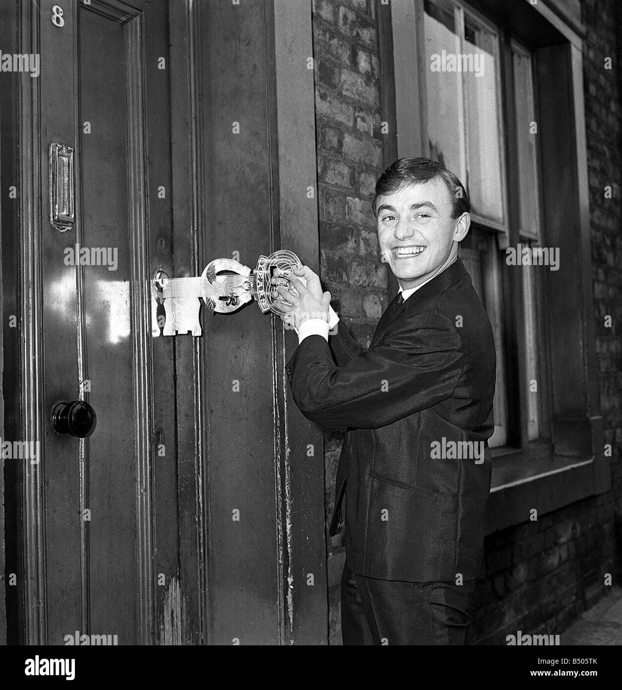 Gerry Marsden apre la porta a casa sua per il suo ventunesimo compleanno 1963 Foto Stock