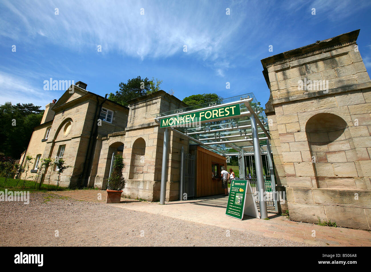 Monkey Forest ingresso, Trentham Gardens Stoke-on-Trent Staffordshire Foto Stock