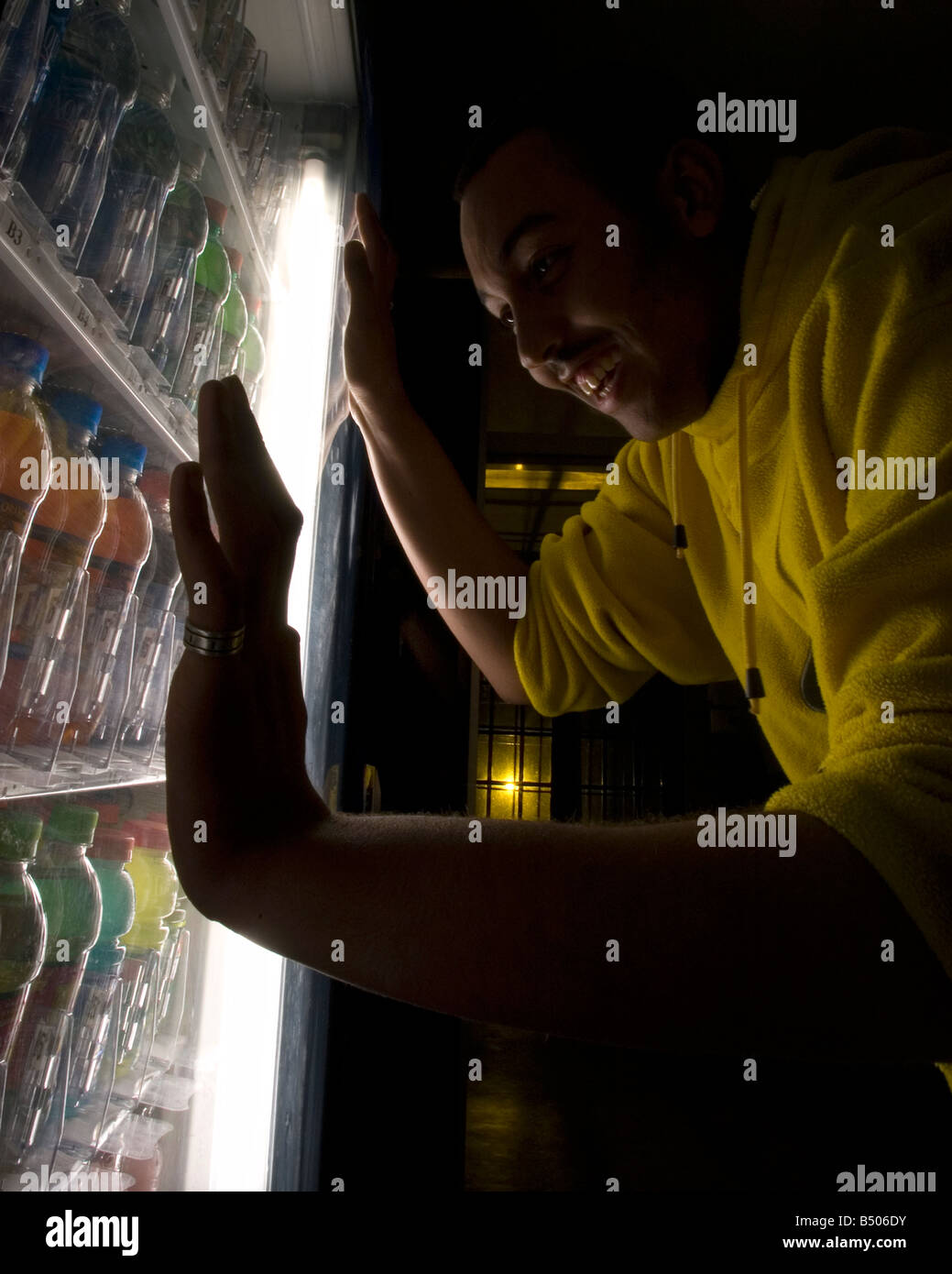 AMARILLO MAQUINA SABOR AZUCAR CALORIAS SONRISA BEBIDAS OBURO OBSCURO DESEO DESIDERIO DIVERTIDO IMPULSO MAQUINA MOTIVADO ESTIMULO ANSIEDAD VENTA Foto Stock