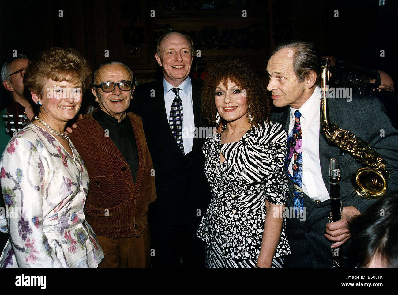 Neil Kinnock MP e sua moglie Glenys Kinnock MEP celebrare il venticinquesimo anniversario di matrimonio al tempio di Londra qui con loro Foto Stock