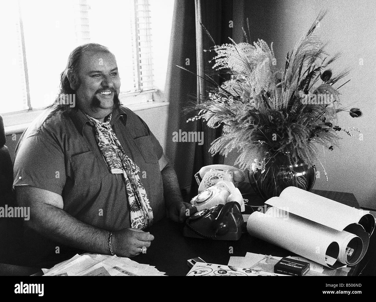 Peter Grant Manager del gruppo Led Zeppelin nel suo ufficio Foto Stock