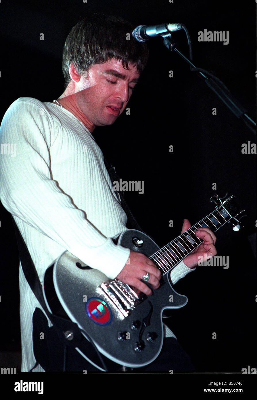 Noel Gallagher del gruppo pop Oasis suonando la chitarra Sept 97 Foto Stock