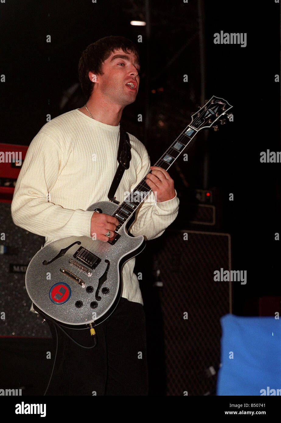 Noel Gallagher del gruppo pop Oasis sul palco Sept 97 Foto Stock