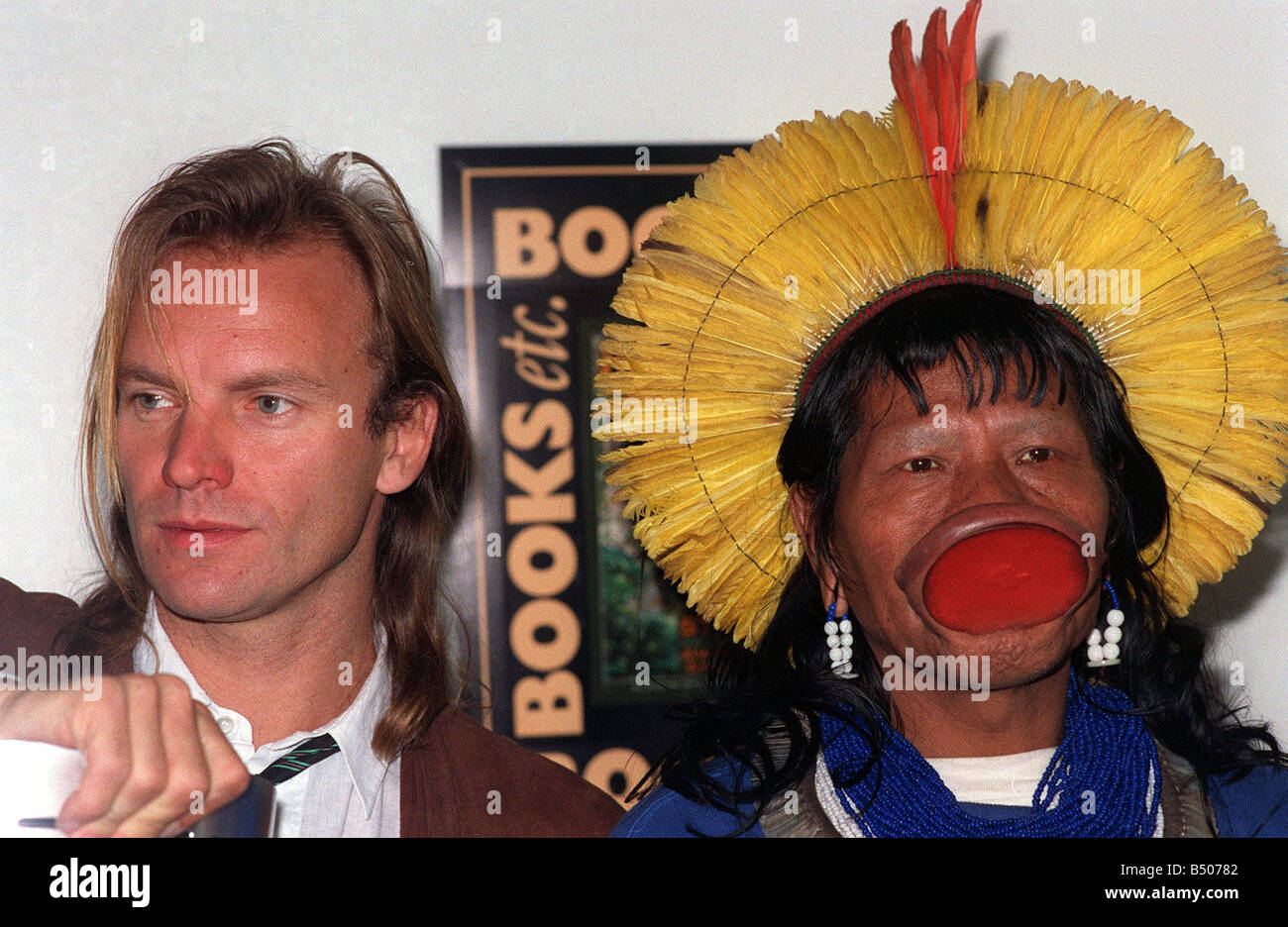 Sting con Raoni Kayapo un capo indiano Aprile 1989 news conferenza stampa al fine di promuovere il libro della giungla storie di lotta per la Foto Stock