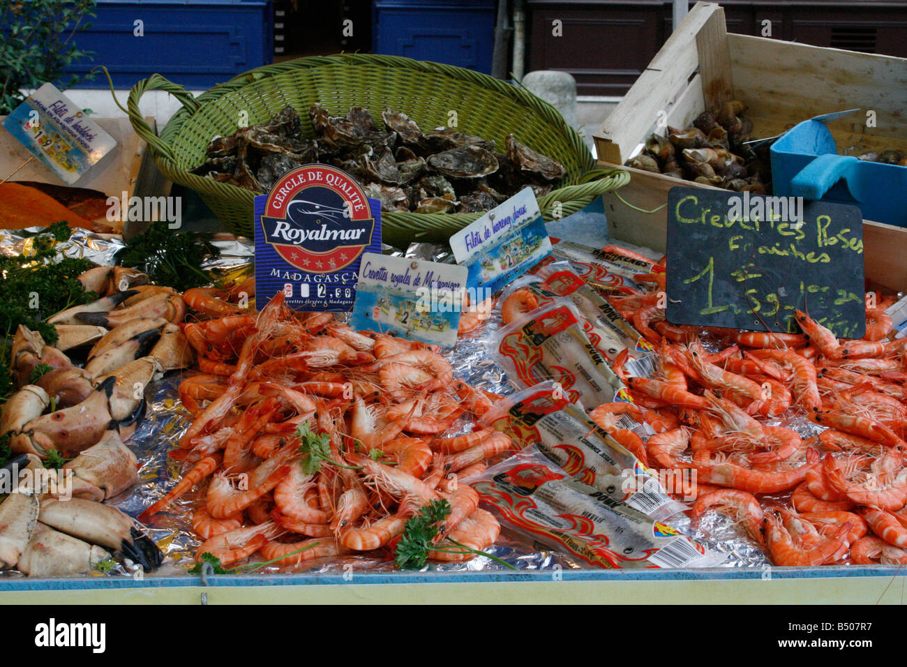 Chele di Granchio, gamberi e ostriche per la vendita al mercato a Senlis Foto Stock