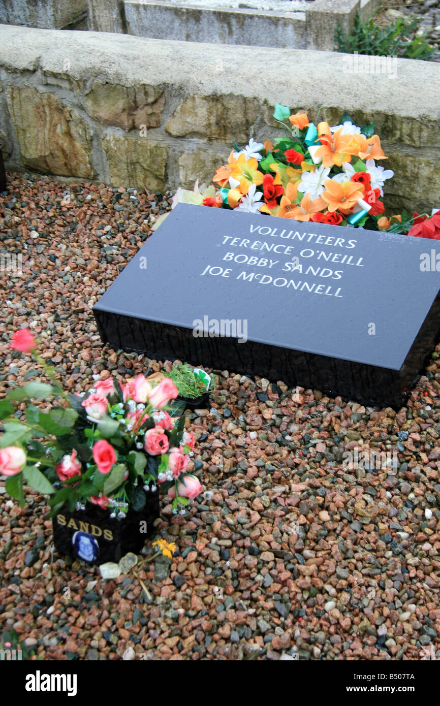 La tomba di Bobby Sands MP, un scioperante della fame, nel complotto repubblicano alla Cattolica di Milltown cimitero, Falls Road, Belfast. Foto Stock