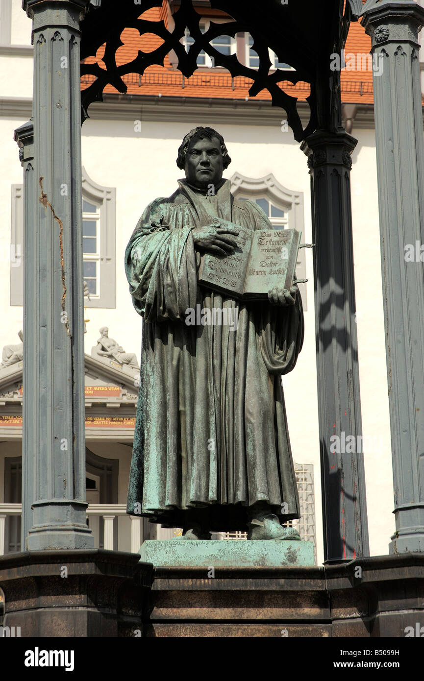 Martin Lutero - una statua sulla piazza del mercato di Wittenberg, Germania. Foto Stock