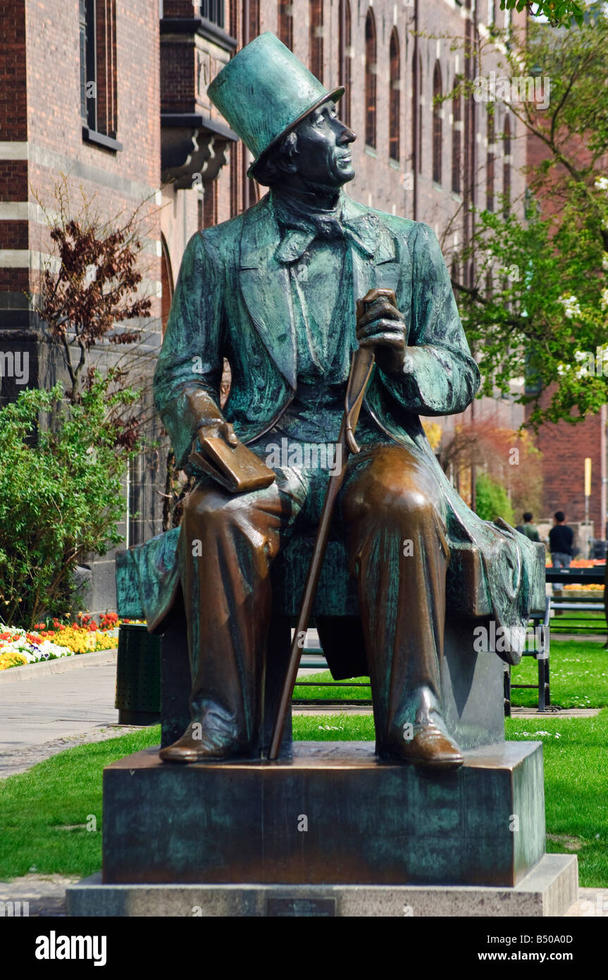 Statua di Hans Christian Andersen accanto a Rådhuset city hall di Copenaghen a Copenaghen scolpito da H L Nielsen nel 1961 Foto Stock