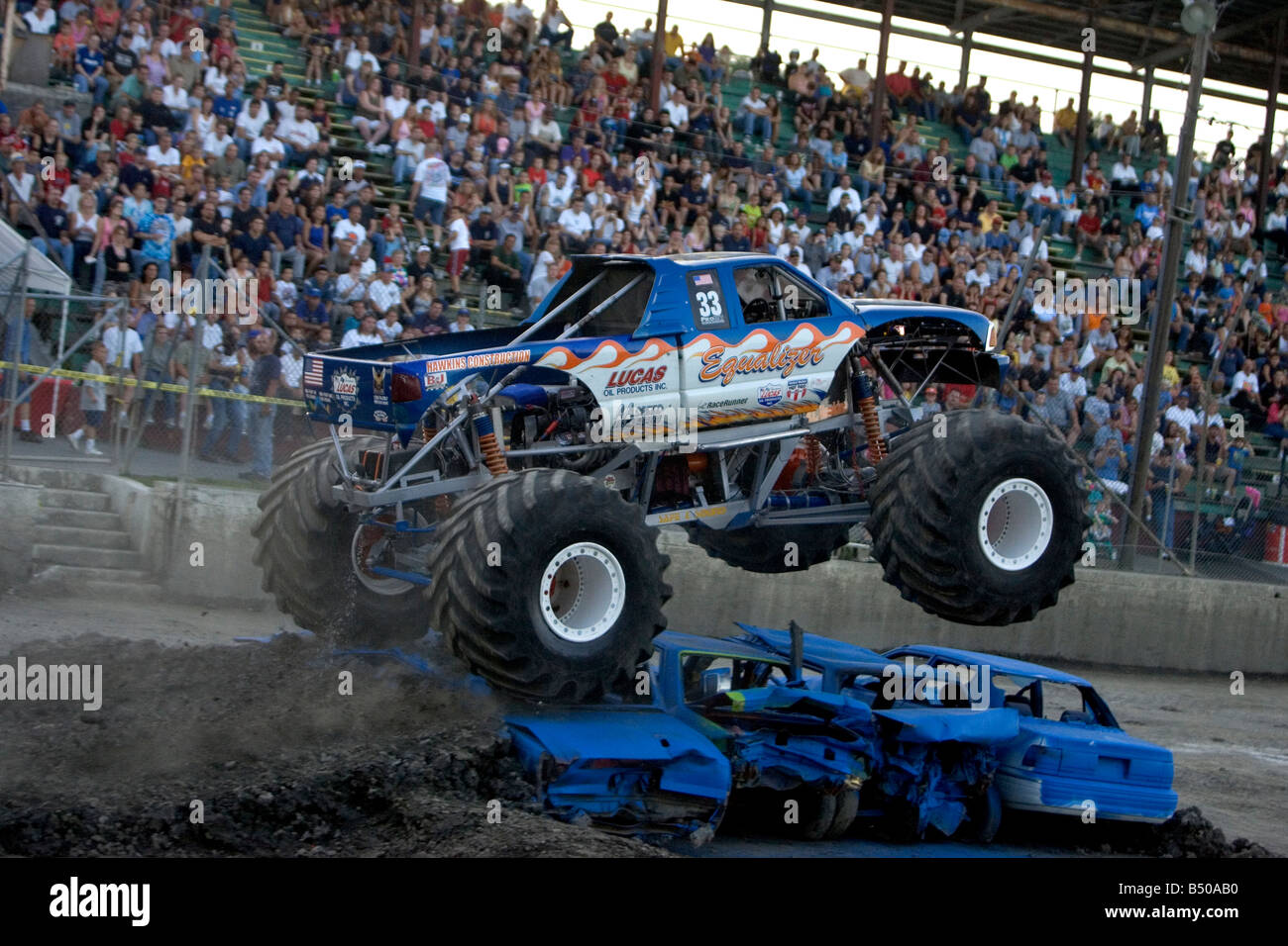 MONSTER TRUCK equalizzatore a concorrenti il Monster Truck Challenge all'Orange County Fair di NY Speedway Foto Stock