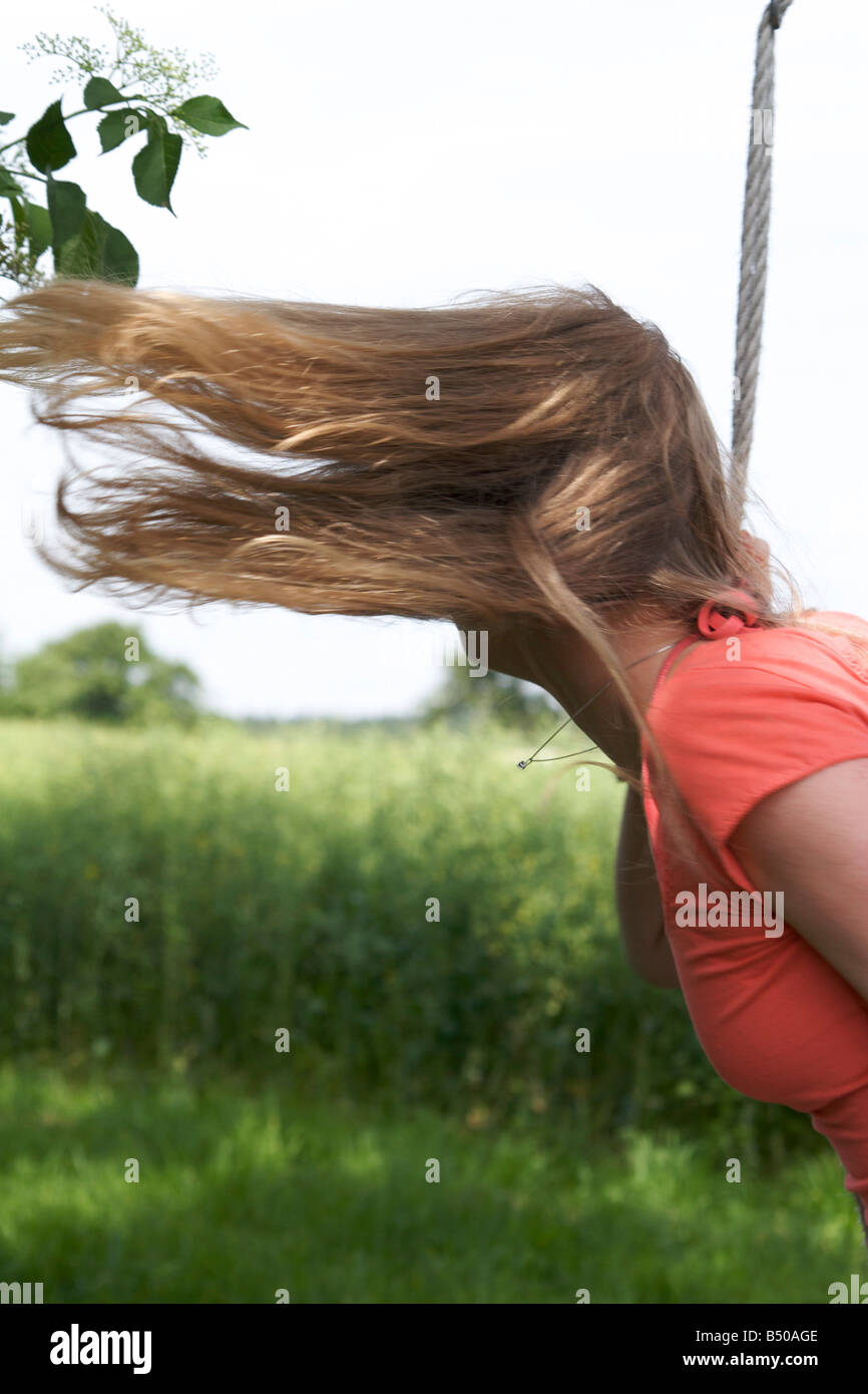 Ragazza giovane swinging - Mädchen schaukelt Foto Stock
