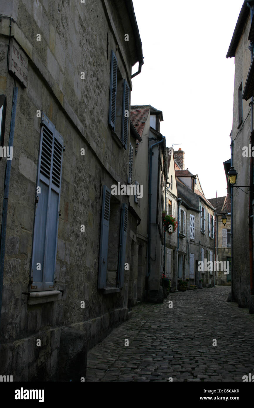 Vecchio conservato in ciottoli rue de la tonnellerie nella città di Senlis, Francia Foto Stock