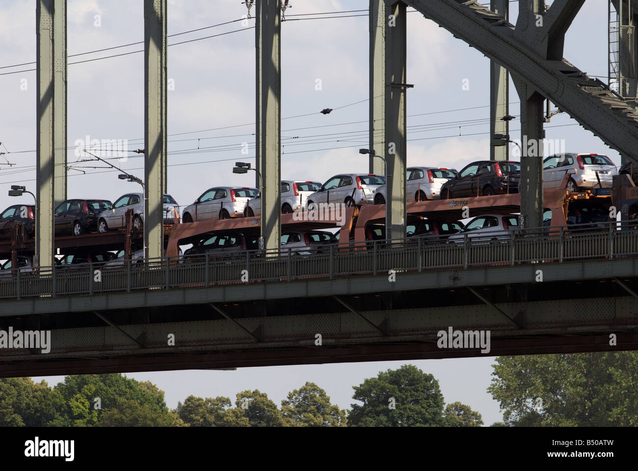 Nuove vetture di essere trasportati per ferrovia dalla fabbrica Ford di Colonia, nella Renania settentrionale-Vestfalia (Germania). Foto Stock