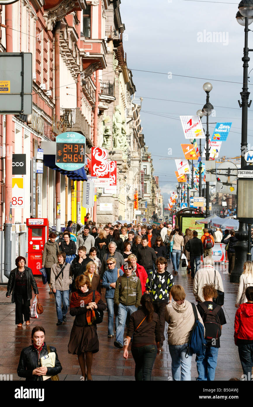 Agosto 2008 - la gente camminare lungo Nevsky Prospekt street st Pietroburgo Russia Foto Stock