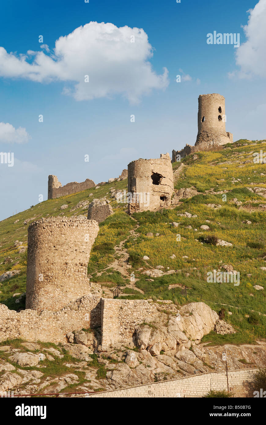 Fortezza ruderi di opere difensive sulla montagna della penisola della Crimea Foto Stock