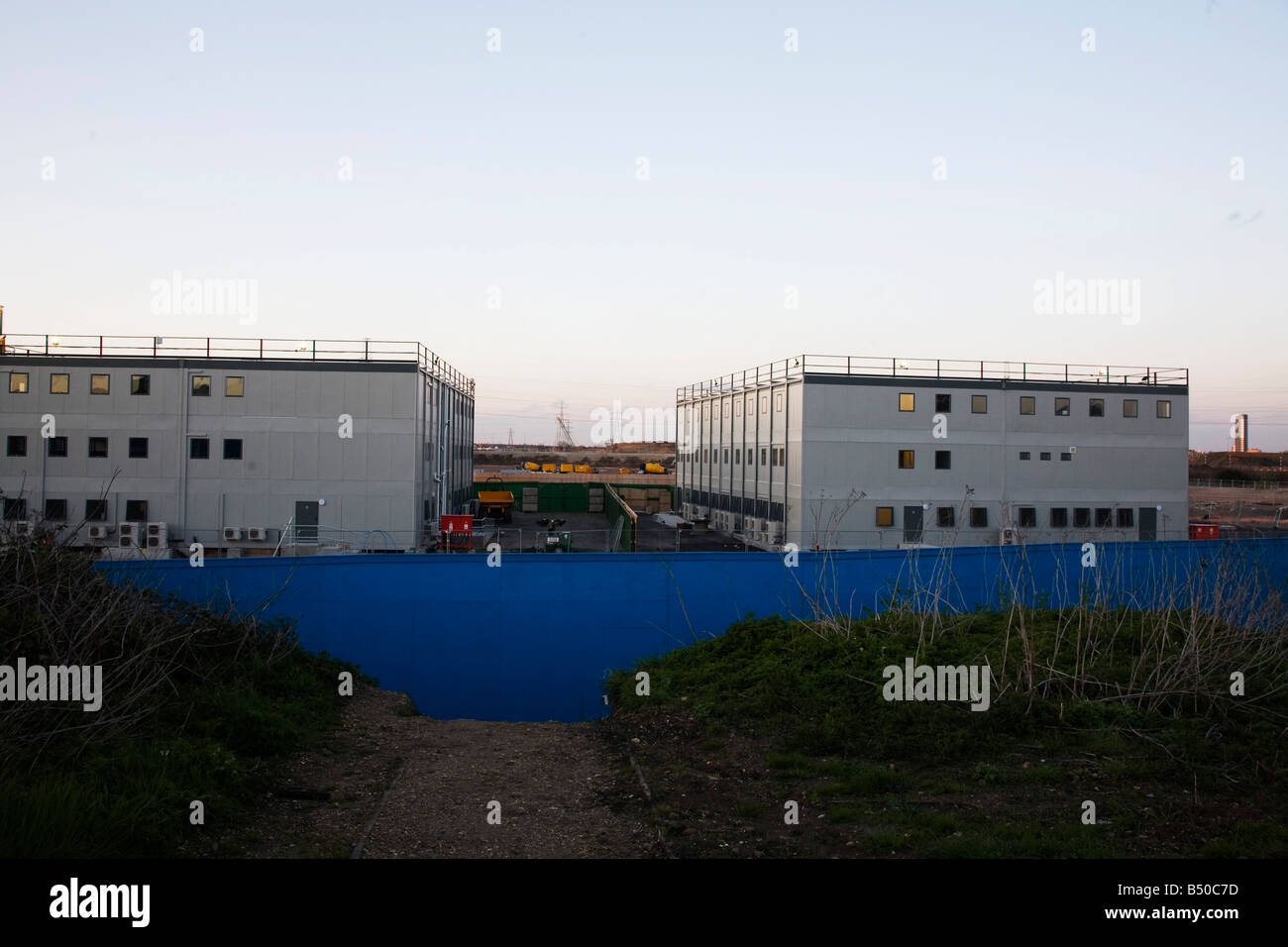 La recinzione blu intorno al sito di costruzione dei Giochi Olimpici di Londra. Foto Stock