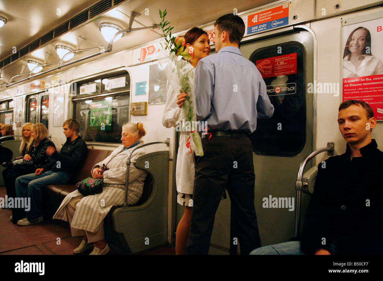 Agosto 2008 - Le persone dentro la metropolitana San Pietroburgo Russia Foto Stock