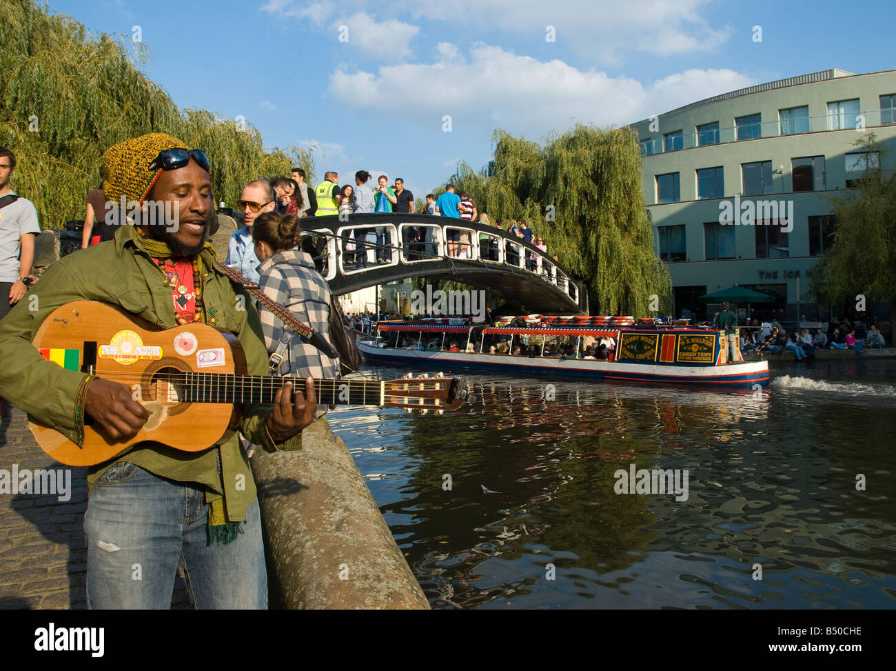 Un suonatore ambulante in Camden Lock dal canale in Londra Foto Stock