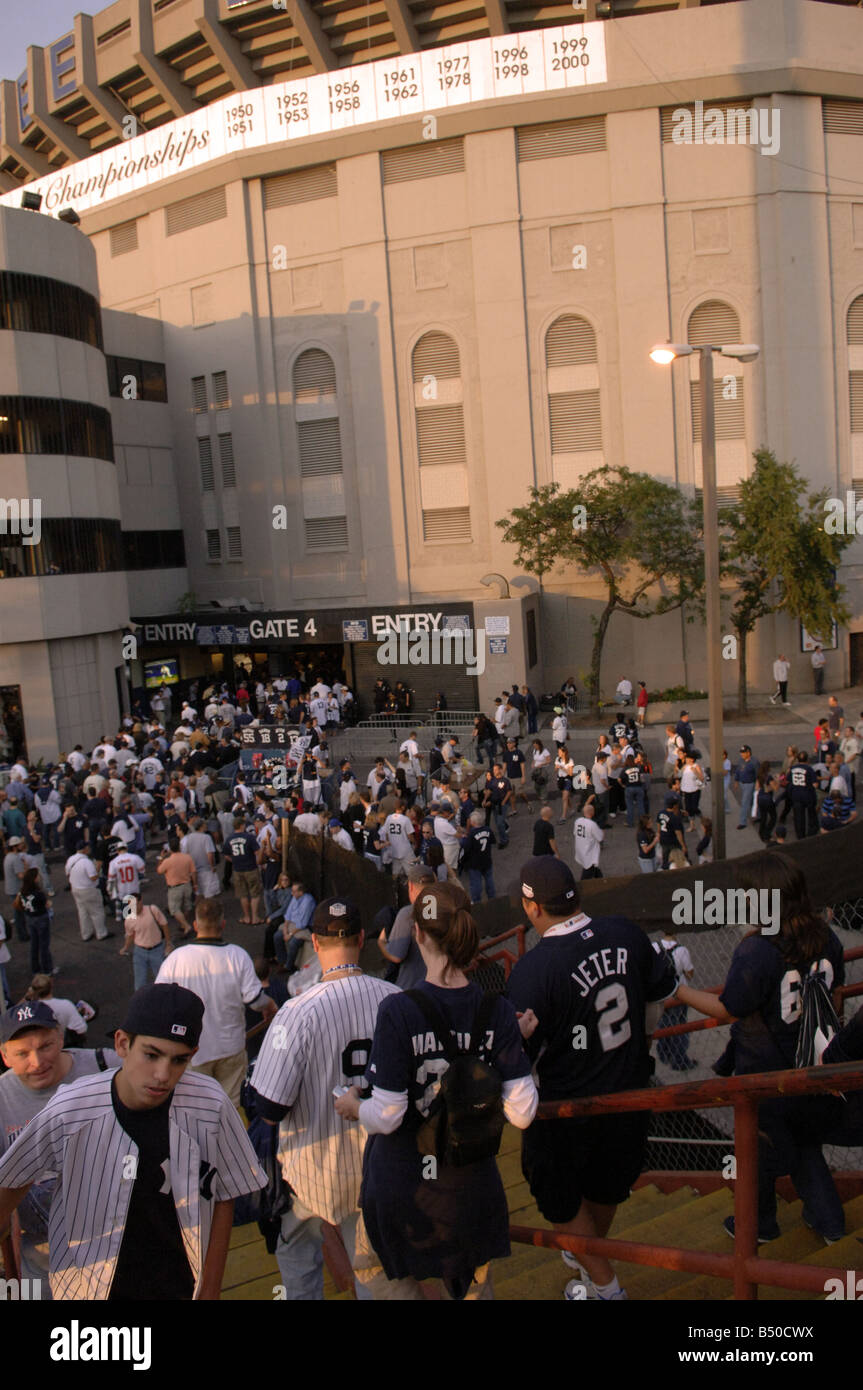 Gli appassionati di baseball di arrivare allo Yankee Stadium di New York borough del Bronx Foto Stock