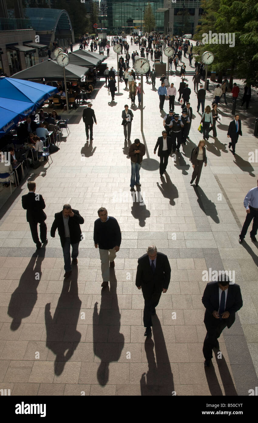 Persone che camminano in Canary Wharf London Foto Stock