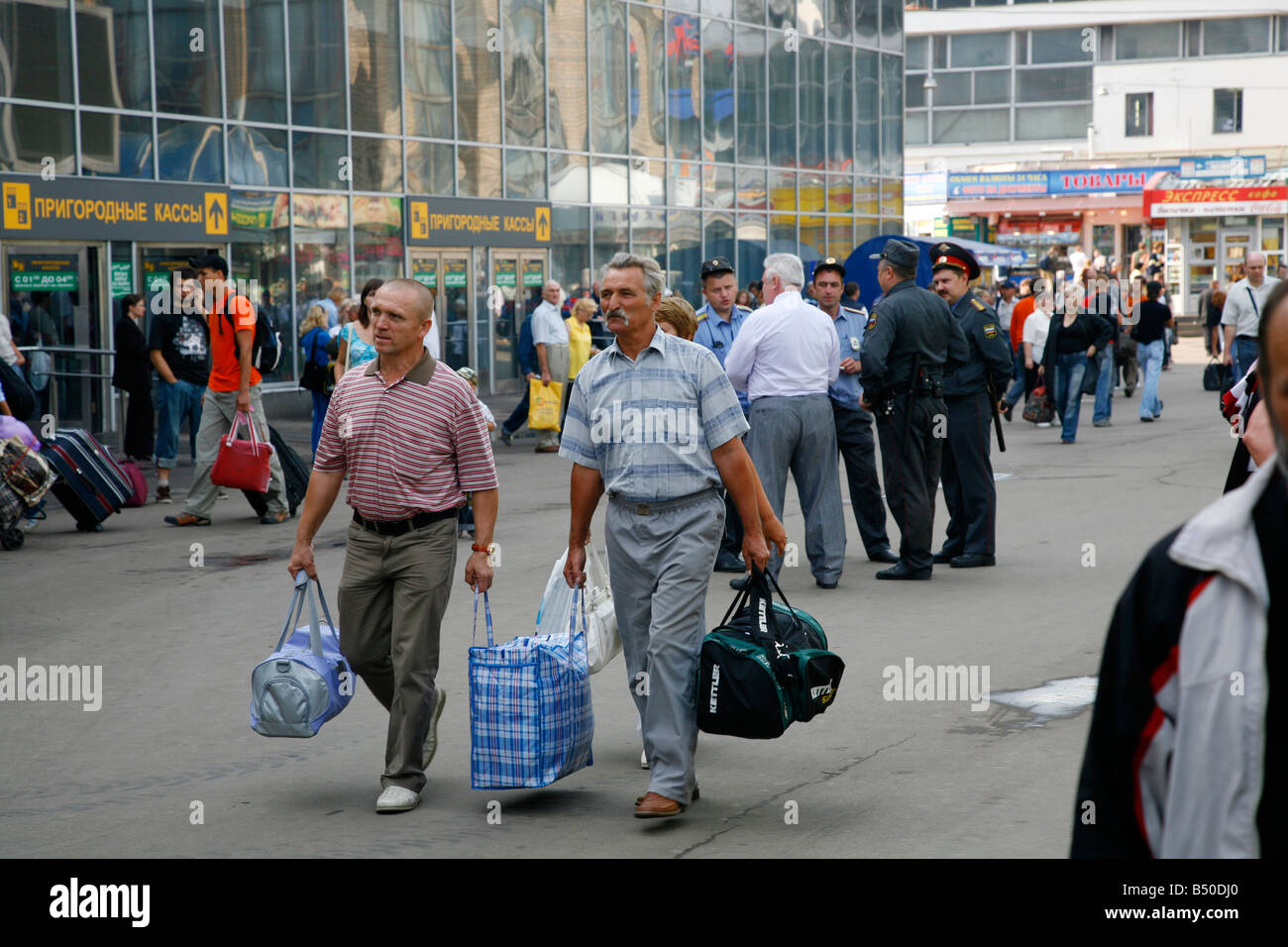 Sep 2008 - Persone a Komsomolskaya Ploshchad erano tre di moscows principali stazioni ferroviarie si trovano a Mosca Russia Foto Stock