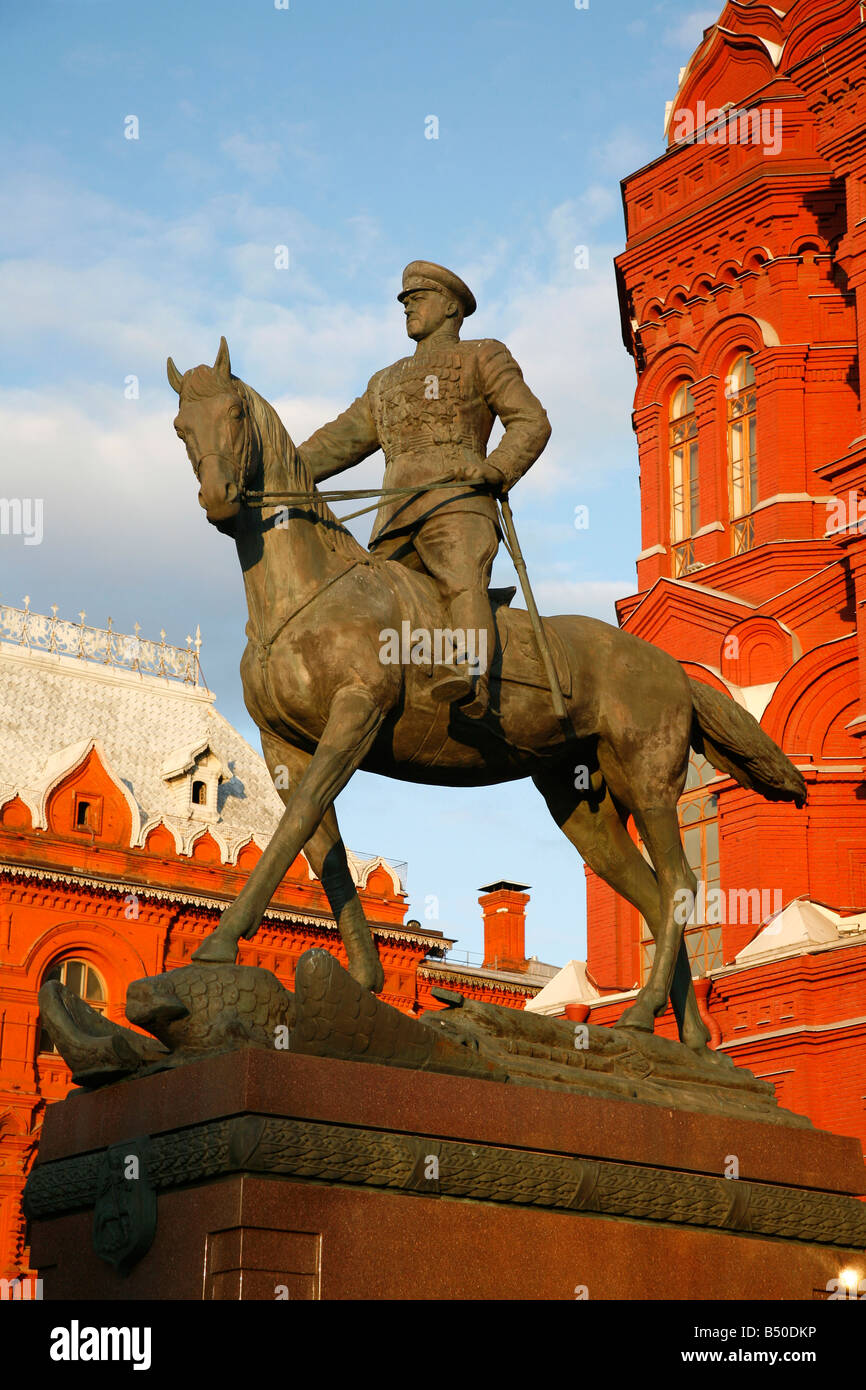 Sep 2008 - La statua del maresciallo Georgy Zhukov dal museo storico a Manezhnaya Square Mosca Russia Foto Stock
