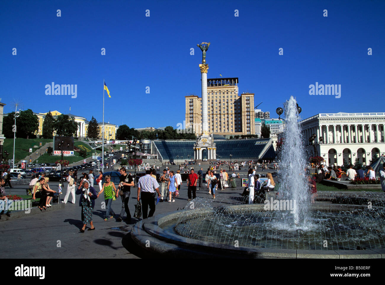 Persone in Maidan Nezalezhnosti Piazza Indipendenza a Kiev, Ucraina Foto Stock