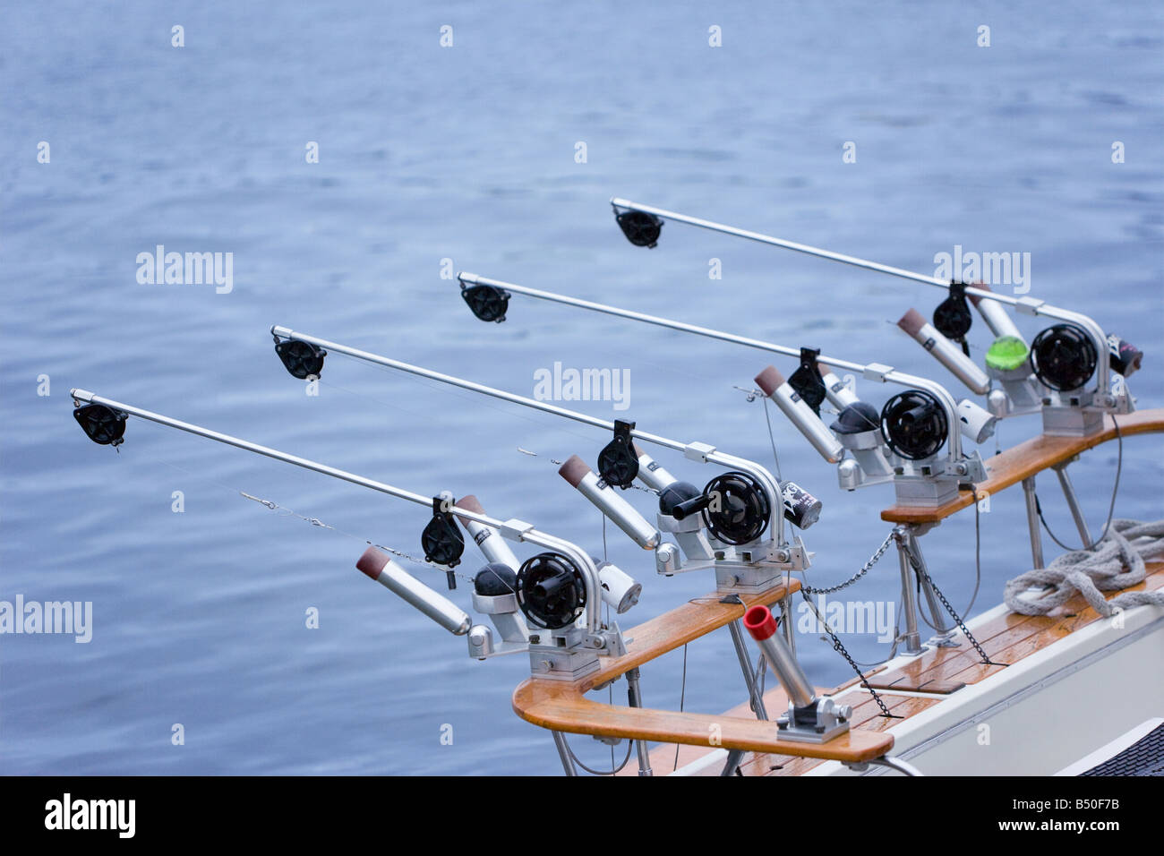 Canne da pesca montati sulla poppa di un'imbarcazione. Foto Stock