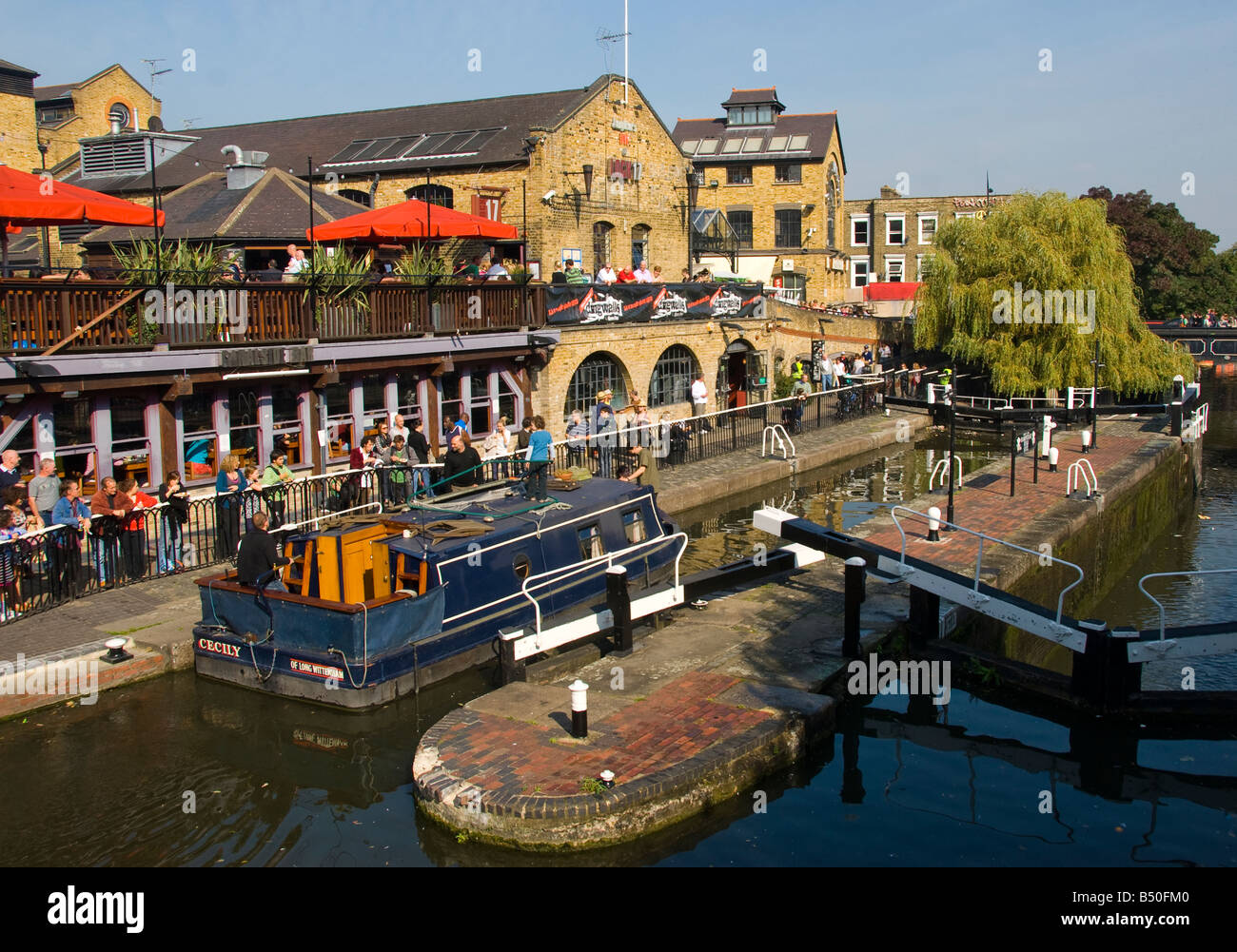 Una barca di andare in Camden Lock a Londra Foto Stock