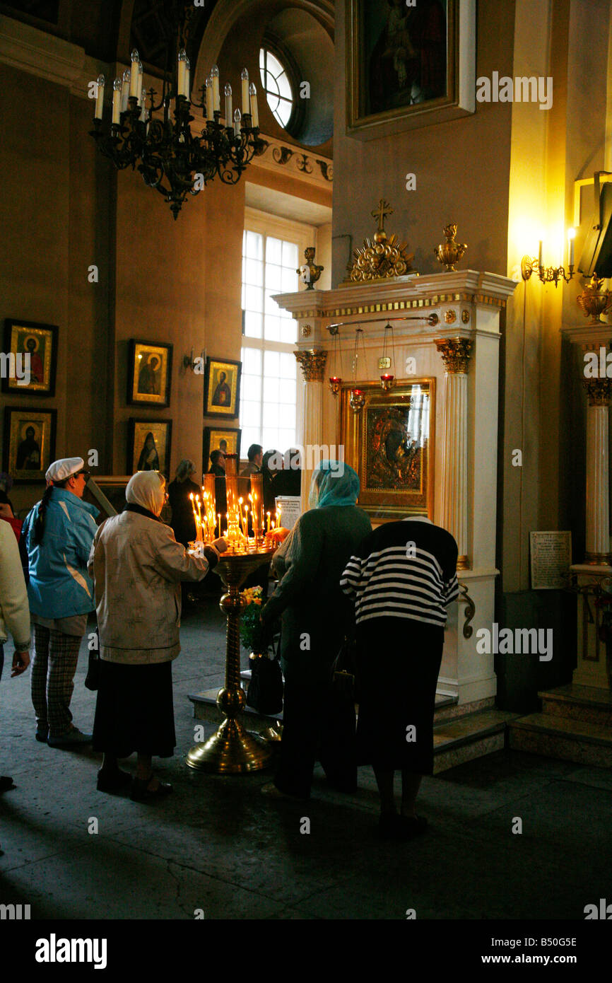 Agosto 2008 - Persone presso il Monastero di Alexander Nevsky, San Pietroburgo Russia Foto Stock