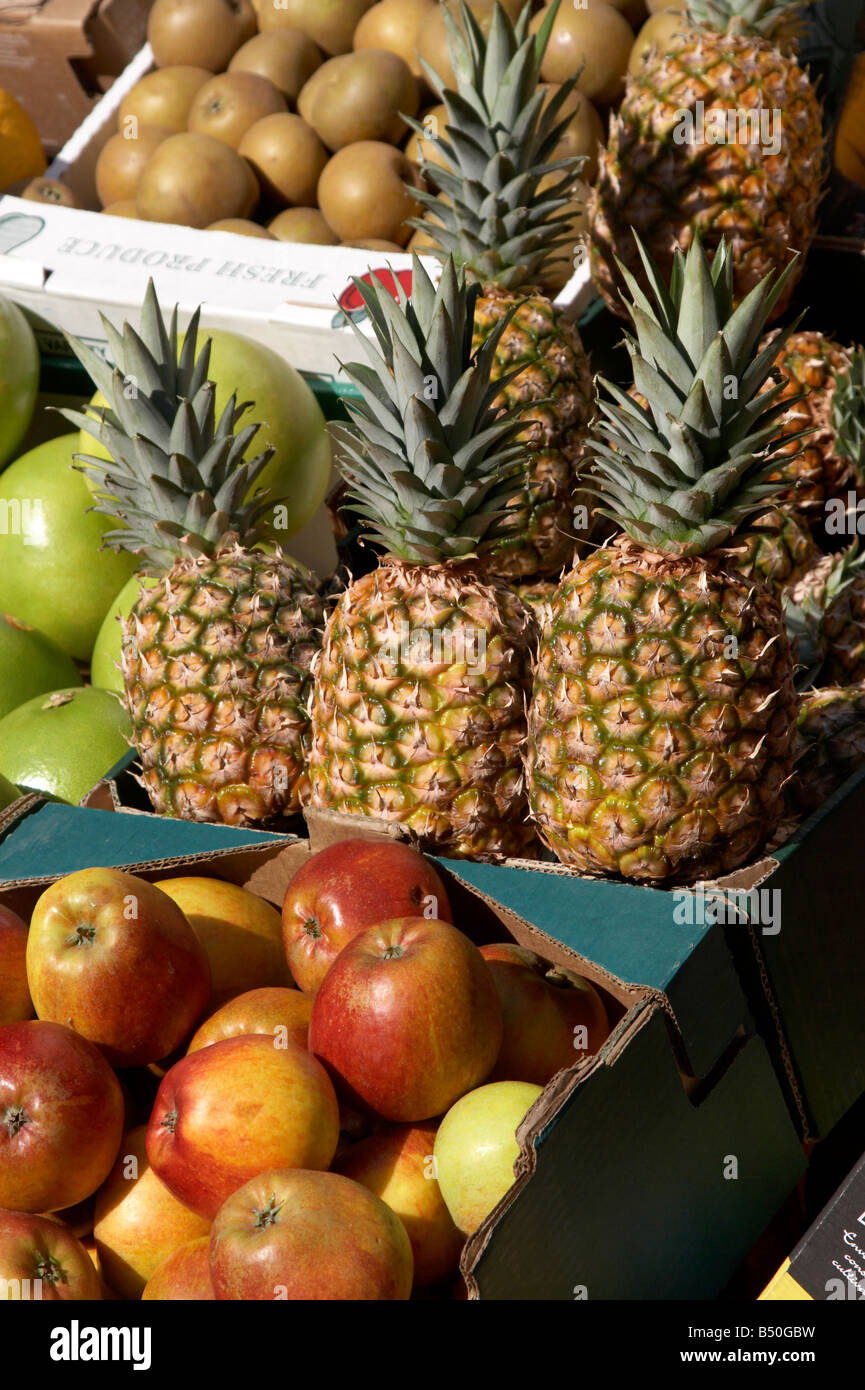 La frutta in esposizione al mercato di Borough, Londra Foto Stock