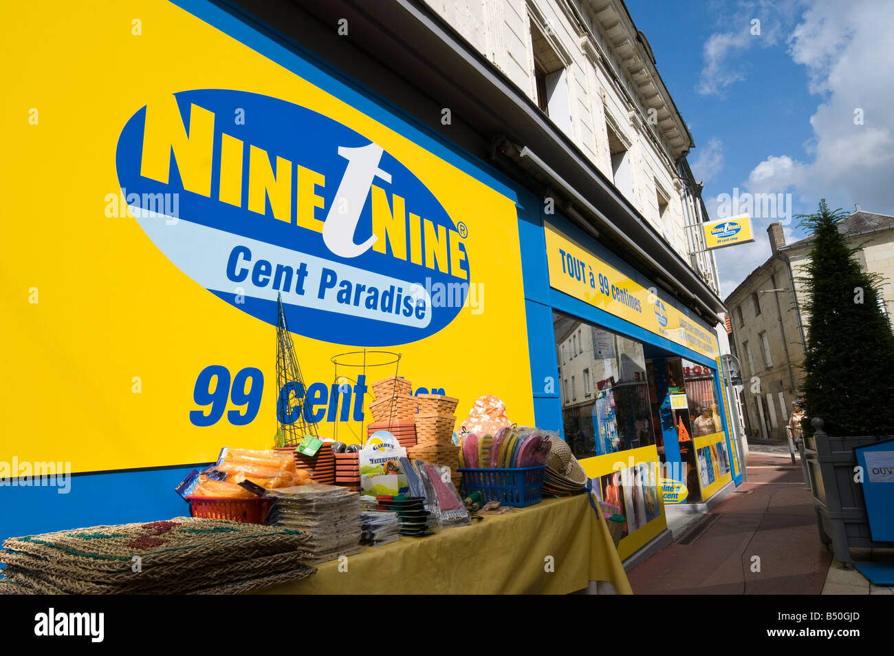 "Ninetnine Cent Paradise' store, Loudun, Vienne, in Francia. Foto Stock