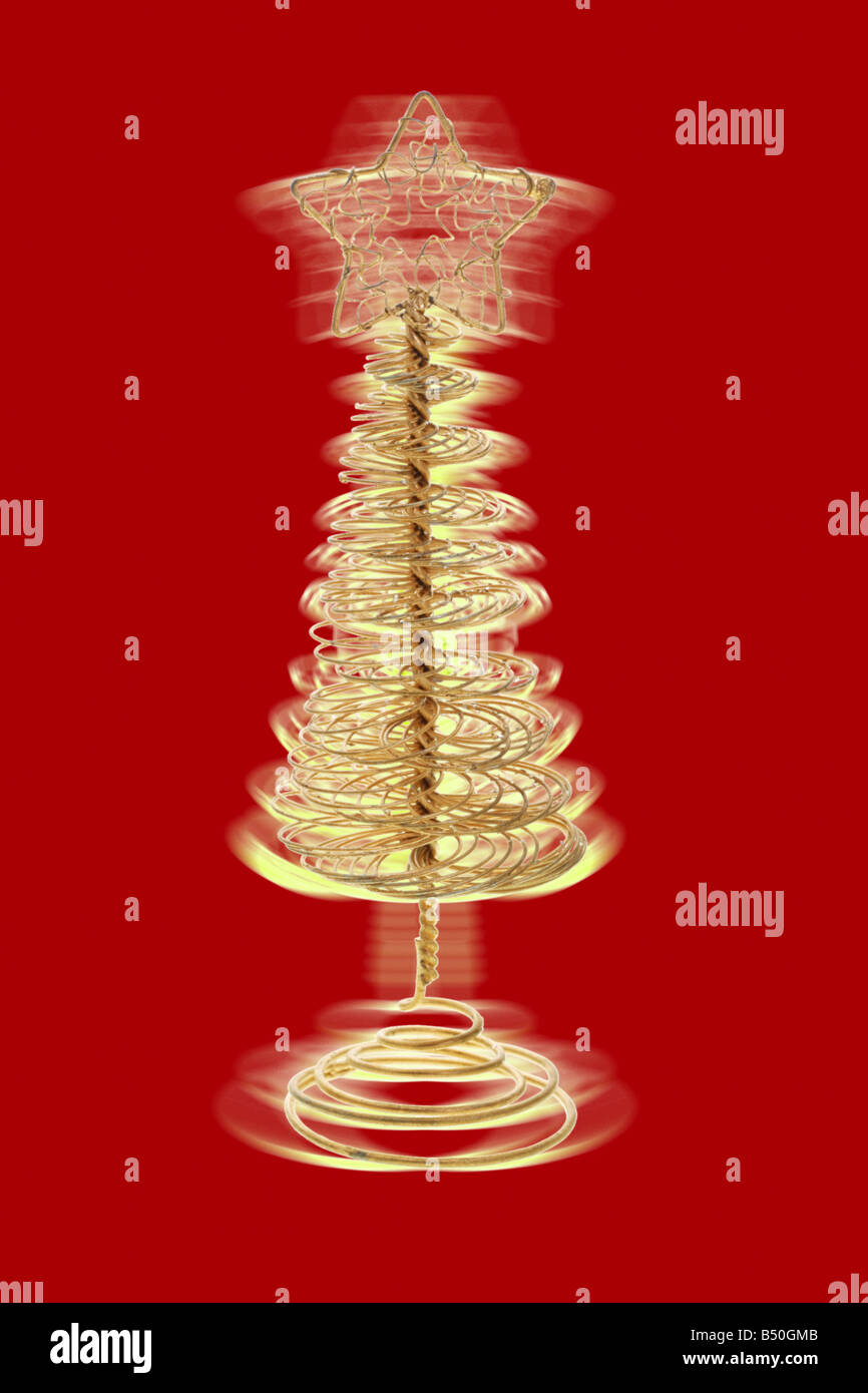 Oscillazione albero di Natale ornamento su sfondo rosso Foto Stock