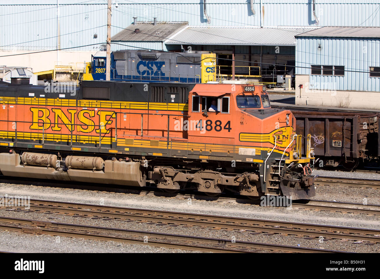 Un BNSF General Electric c44-9w diesel locomotiva di CSX railroad yard a Selkirk, NY. Foto Stock