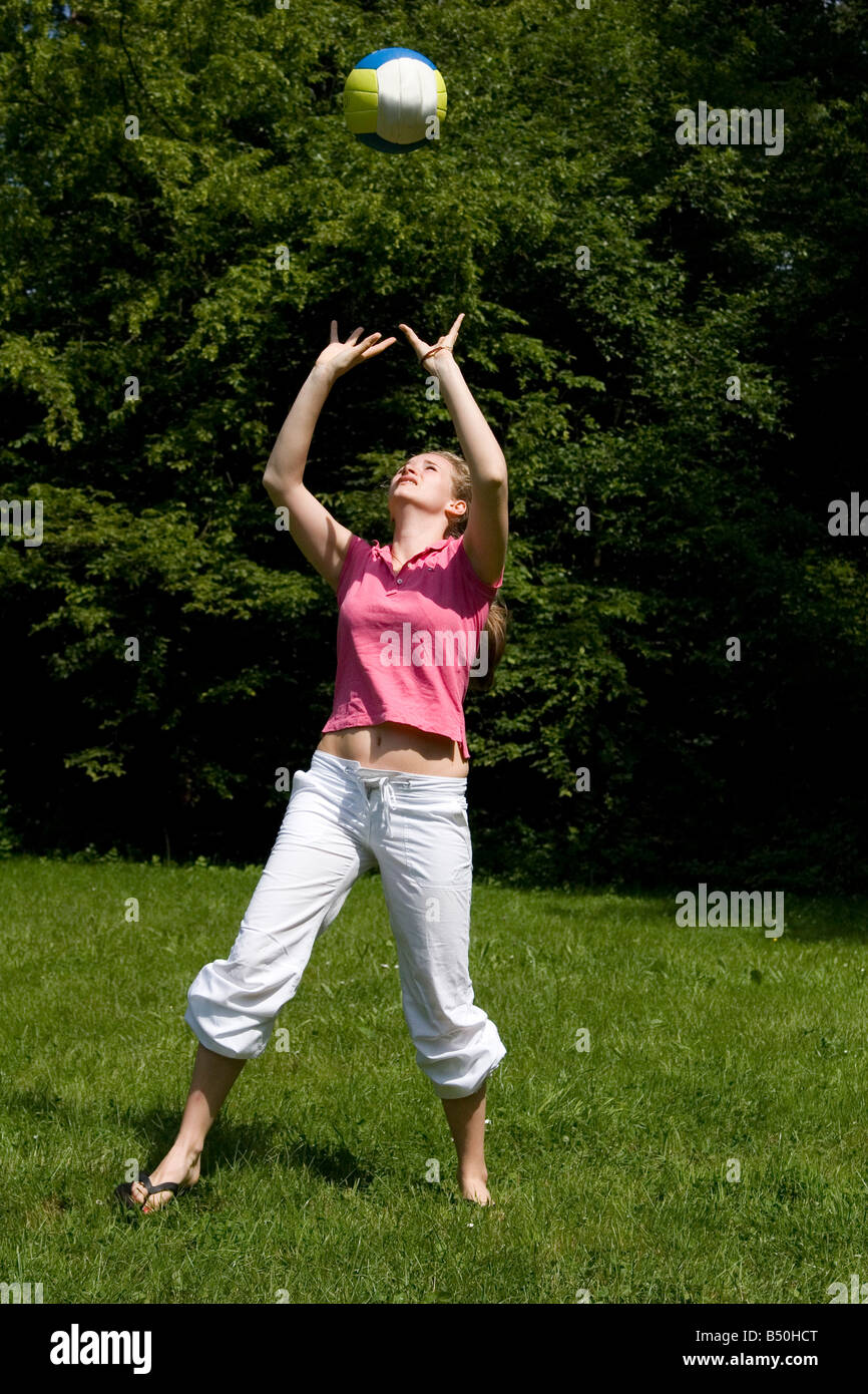 Le donne giocare a pallavolo - Frau spielt pallavolo Foto Stock
