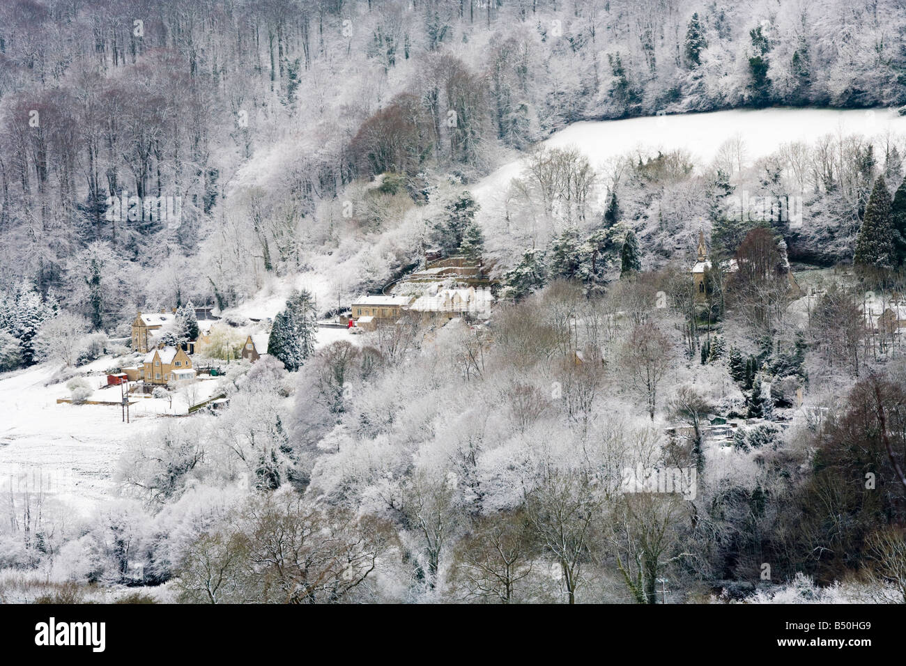 Il tardo inverno la neve sul villaggio Costwold di Slad, GLOUCESTERSHIRE REGNO UNITO Foto Stock