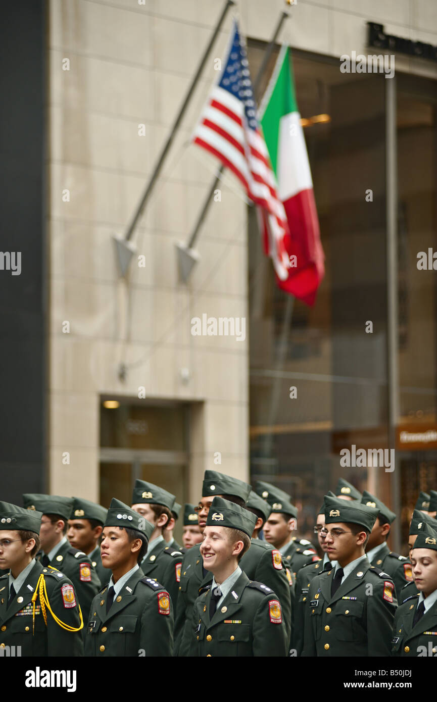 I membri di una scuola di esercito ROTC Junior gruppo passato marching band americana e bandiere italiane nel 2008 il Columbus Day Parade New York Foto Stock