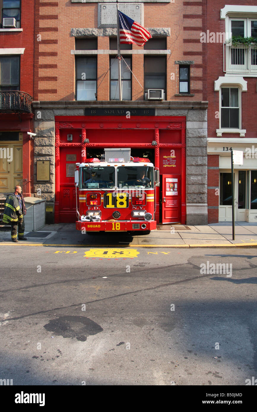 FDNY Squad 18 rotola fuori su una chiamata. Foto Stock