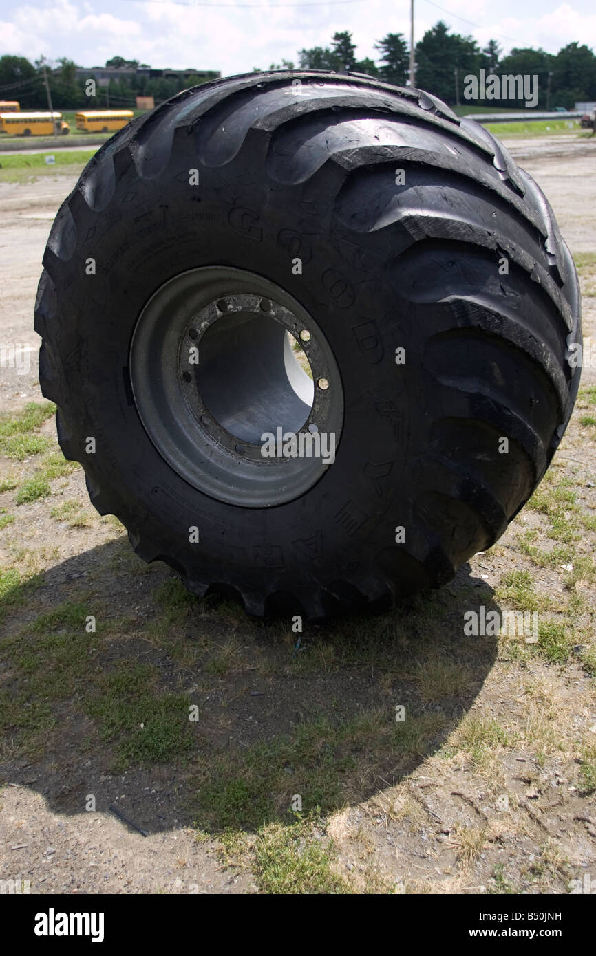 MONSTER TRUCK pneumatico prima per il Monster Truck Challenge all'Orange County Fair di NY Speedway Foto Stock