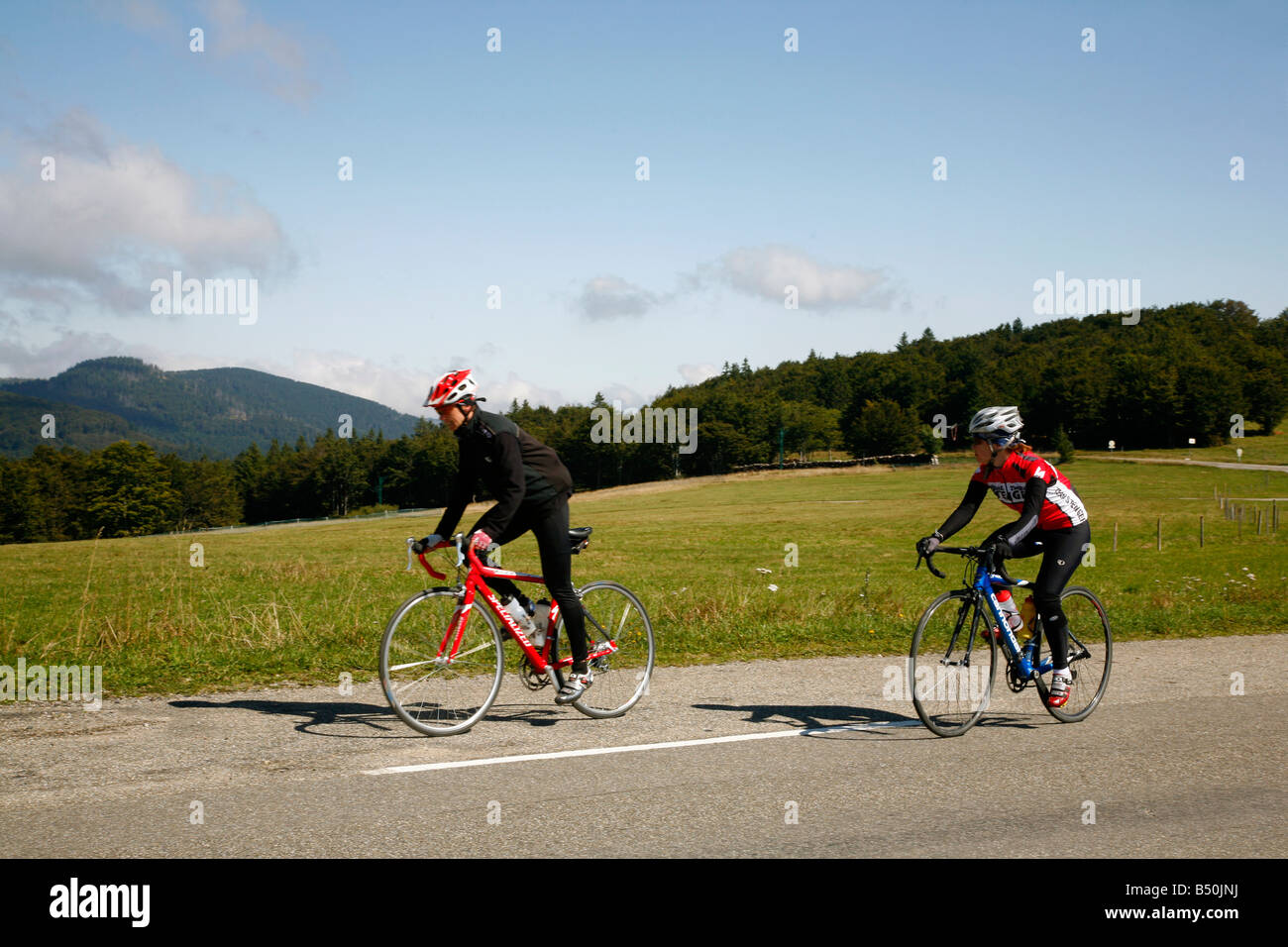 Sep 2008 persone bicicletta equitazione lungo la Route des Cretes percorso delle creste di montagne Vosges Alsace Francia Foto Stock