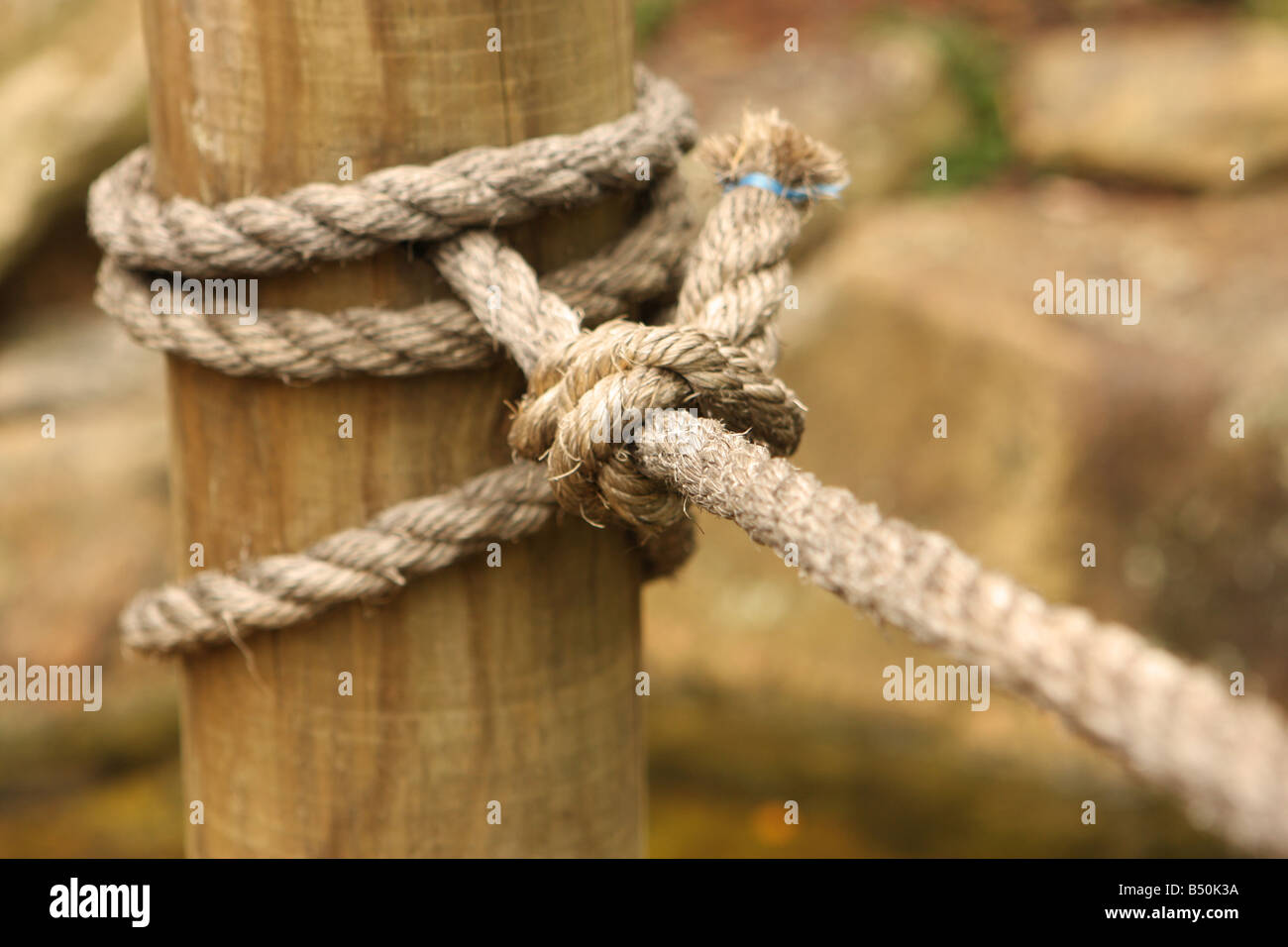 Corda allacciate ad un molo Foto Stock