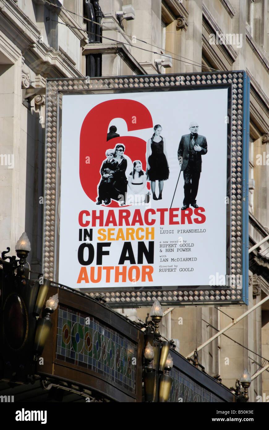 La pubblicità tramite Affissioni West End riprodurre sei personaggi in cerca di un autore Gielgud Theatre London Inghilterra England Foto Stock