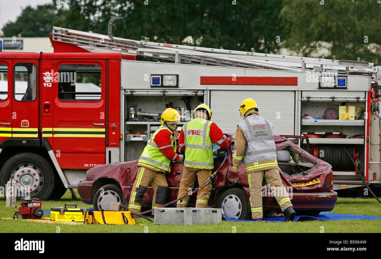 Vigili del fuoco dimostrazione di taglio del tetto di una vettura in caso di incidente Foto Stock