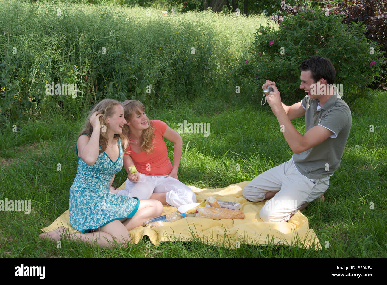 Tre amici hanno un picnic - Drei Freunde beim Picknick Foto Stock
