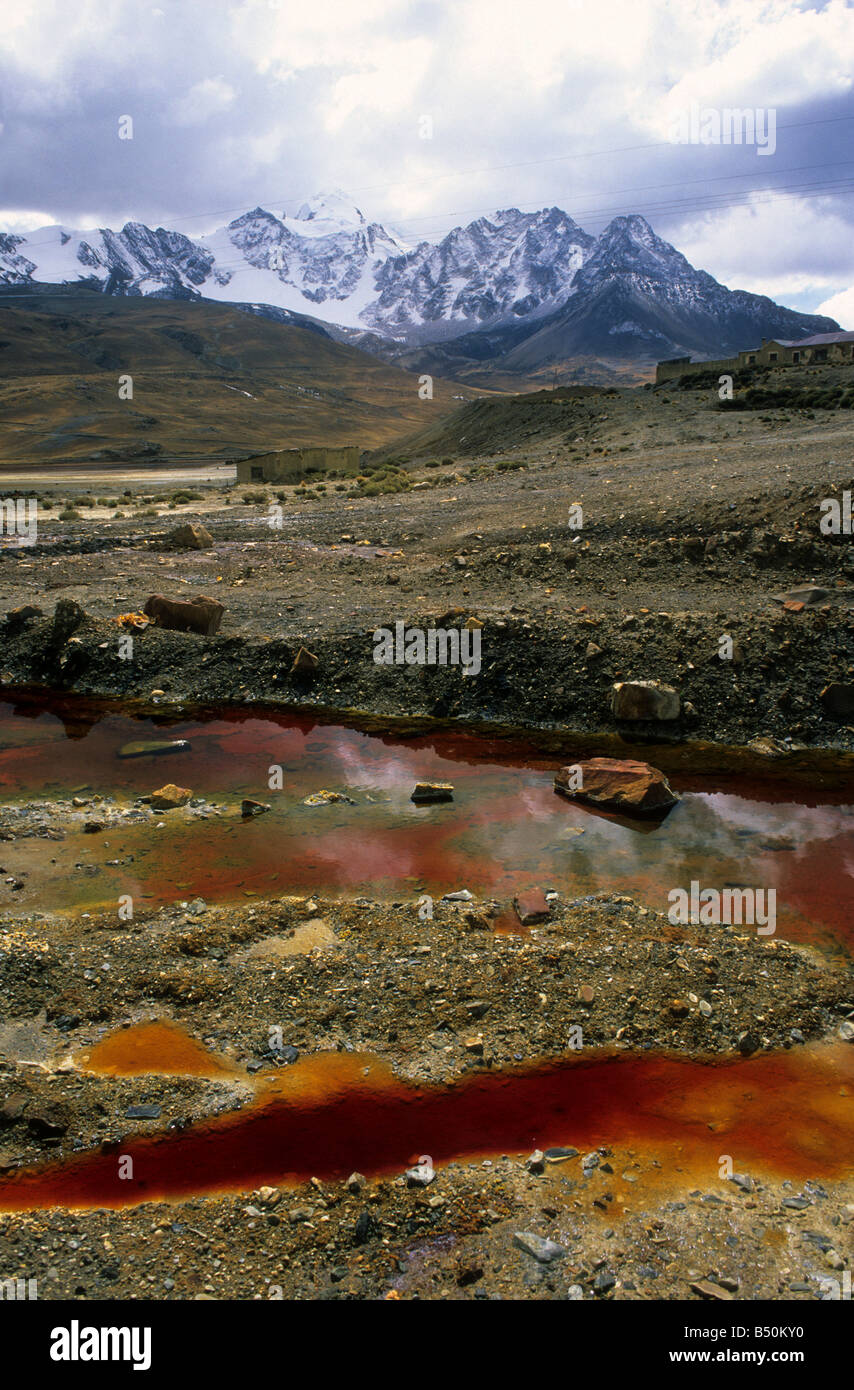 Contaminazione da drenaggio acido delle miniere e rifiuti industriali provenienti dalla vicina miniera di stagno a Milluni, Monte Huayna Potosi in background, vicino a la Paz, Bolivia Foto Stock