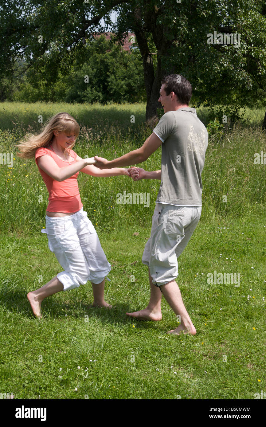 Coppia giovane danze all'aperto - Junges Paar tanzt im Freien Foto Stock
