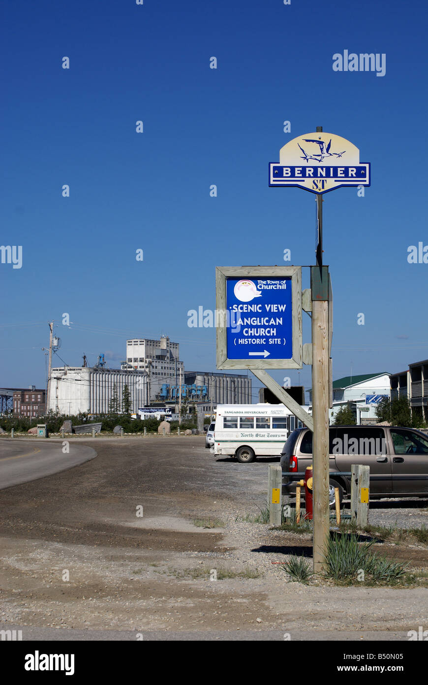 Churchill Manitoba main street con terminale di grano in background Foto Stock