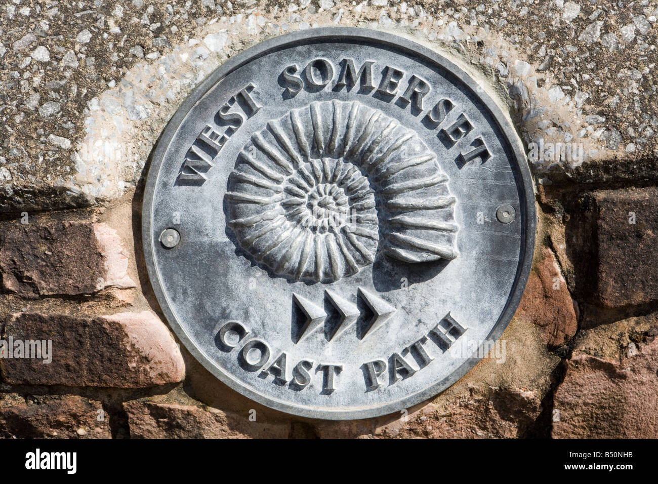 Cartello che indica un'estremità del West Somerset Coast Path sul lungomare di Minehead, Somerset UK Foto Stock