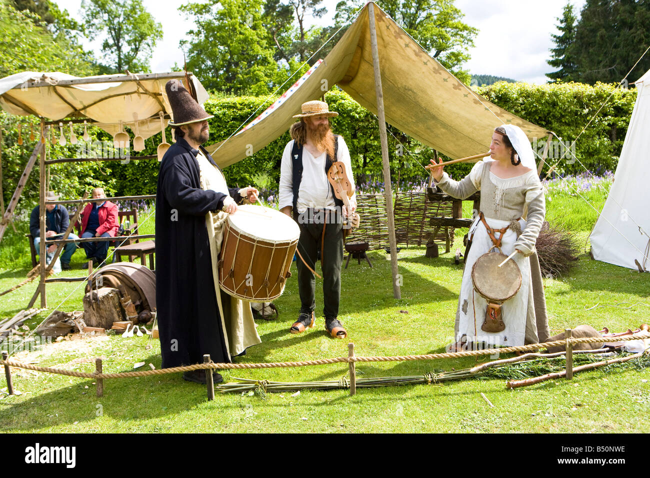 Gruppo di musicisti a suonare in una fiera medievale. La Scozia. Foto Stock