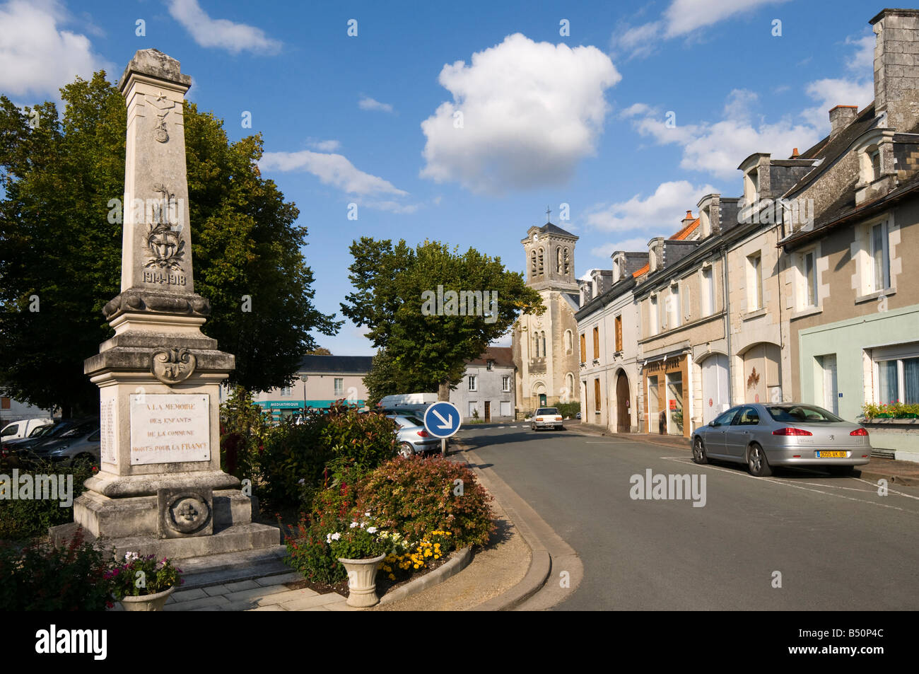 Town Square e Chiesa St-Gervais-les-Trois-Clochers, Vienne, in Francia. Foto Stock