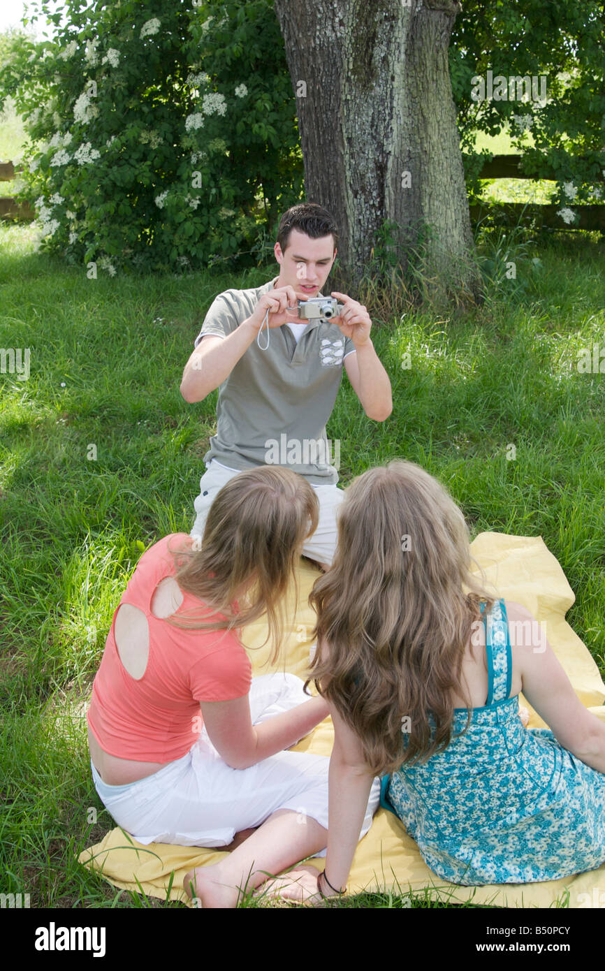 Tre amici hanno un picnic - Drei Freunde beim Picknick Foto Stock